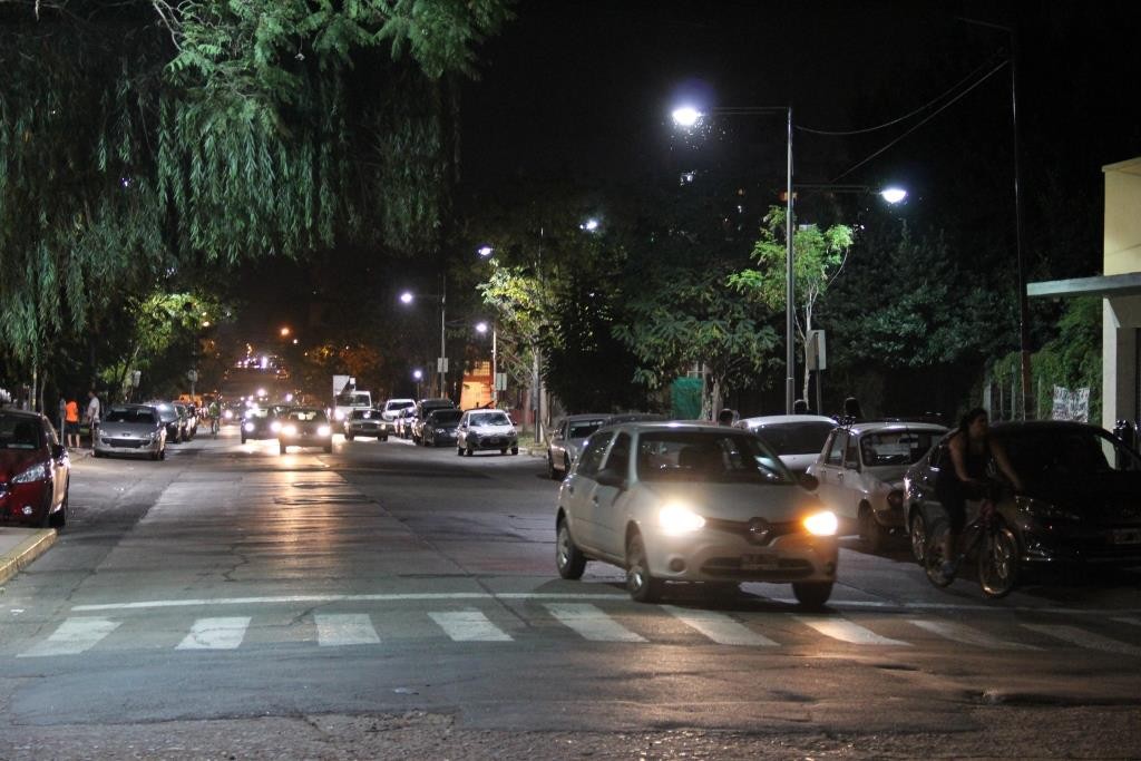 La calle Sarmiento fue iluminada con nuevas columnas y luces blancas desde Roca hasta Conesa